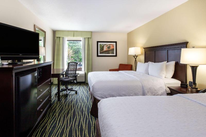 Queen Room with Two Queen Beds (4 Adults) image 3