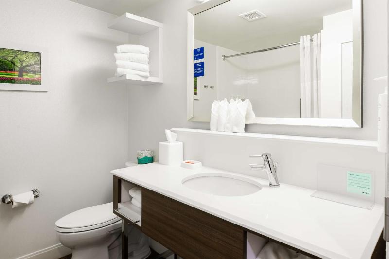 Queen Room with Two Queen Beds (4 Adults) image 3