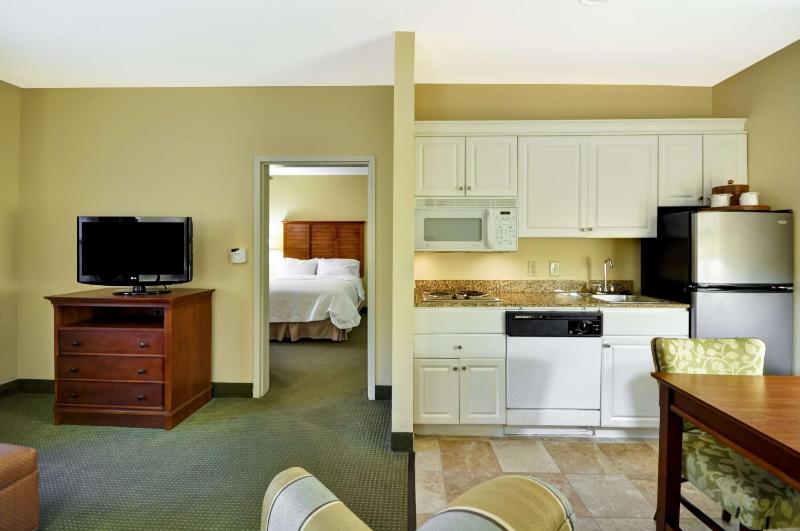 One-Bedroom Suite with Two Queen Beds and Kitchen - Non-Smoking image 3
