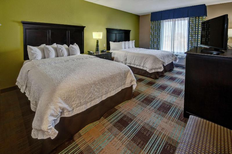 Queen Room with Two Queen Beds - Hearing Access/Non-Smoking image 3