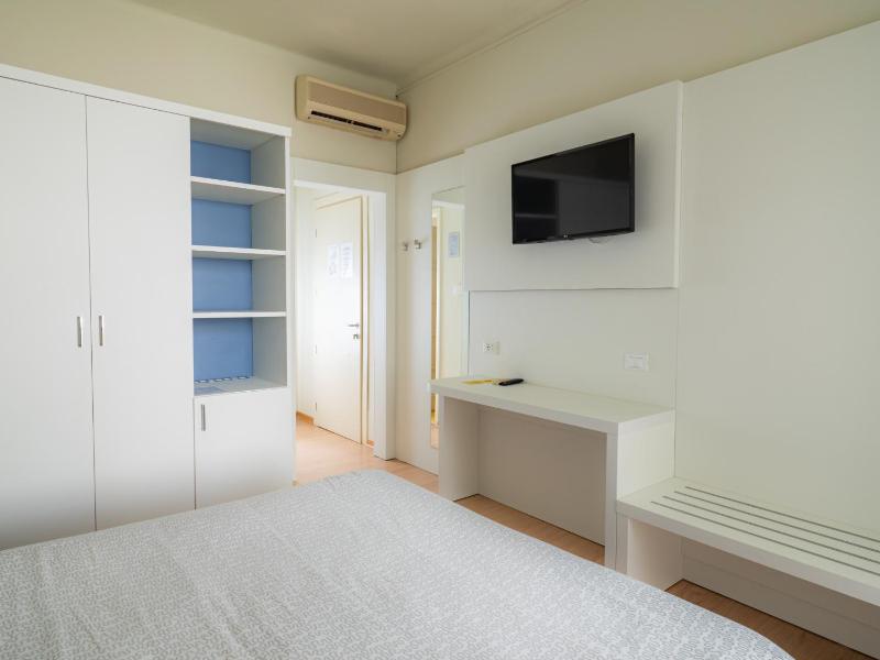 Double Room image 3