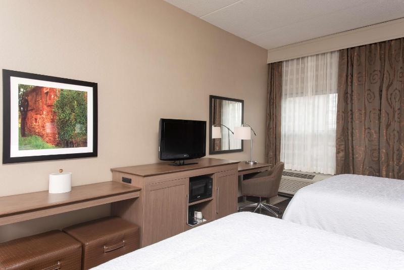 Room with Two Queen Beds - Non-Smoking image 4
