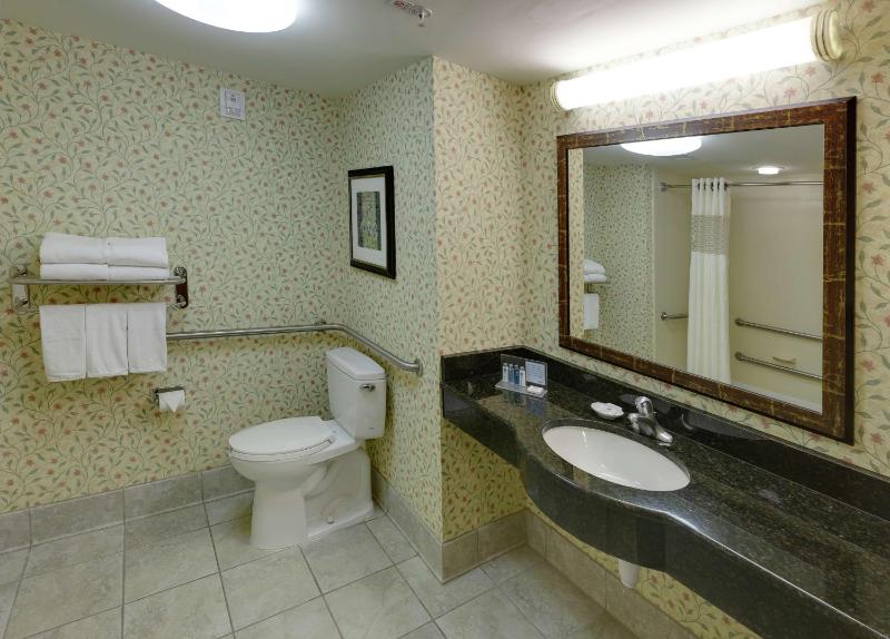 Queen Room with Two Queen Beds - Mobility Access/Non-Smoking image 3
