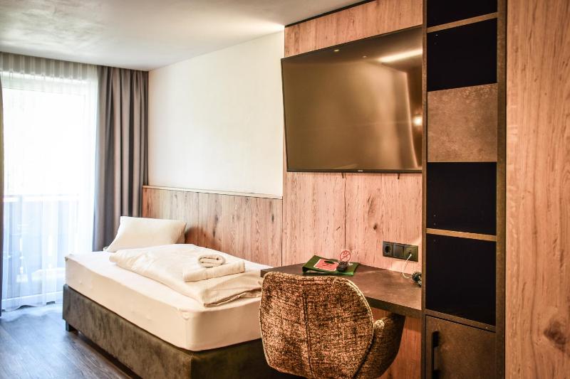 Deluxe Triple Room image 4