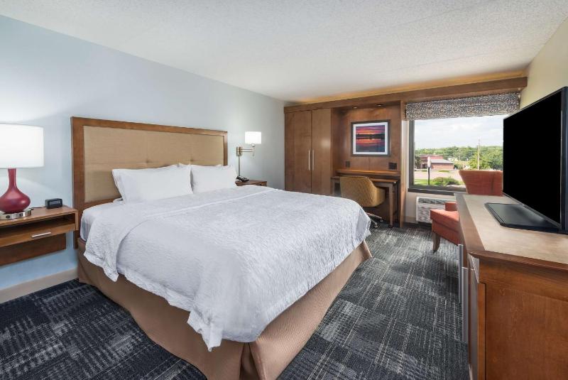 King Room with King Bed - Non-Smoking image 4