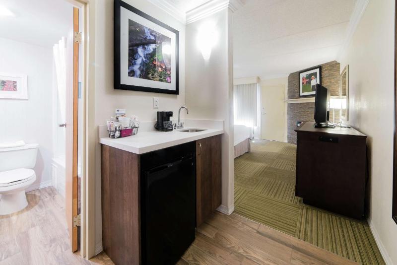 Deluxe King Room with Spa Bath - Non-Smoking image 3