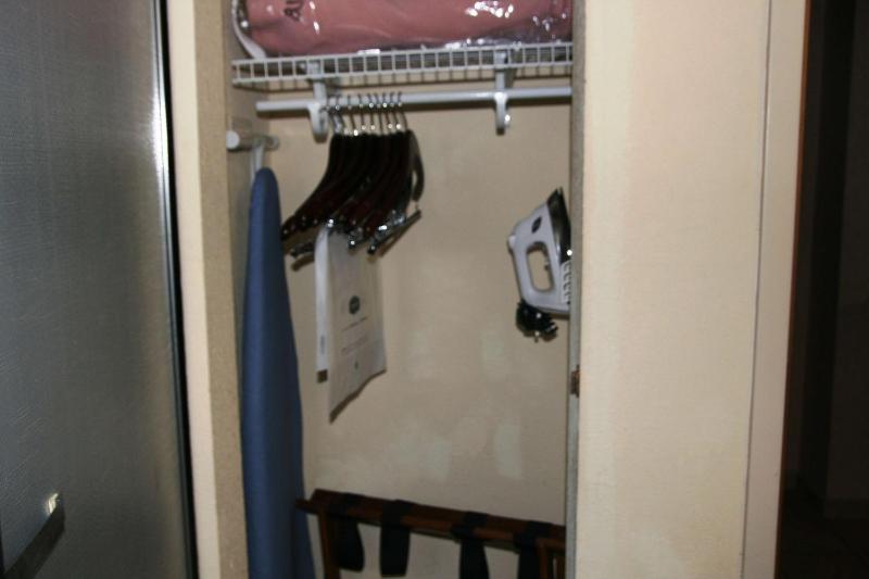 King Room with Sofa Bed - Non-Smoking image 3