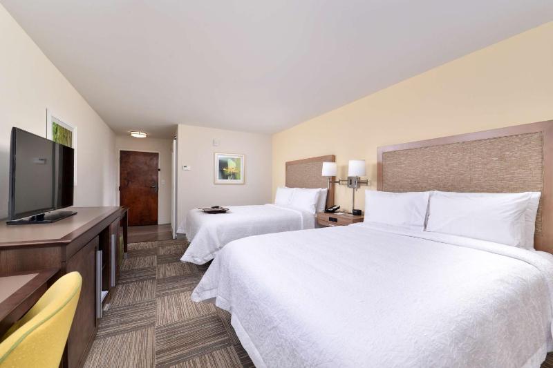 Queen Room with Two Queen Beds (4 Adults) image 3