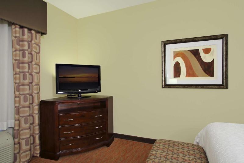 Queen Room with Two Queen Beds image 3
