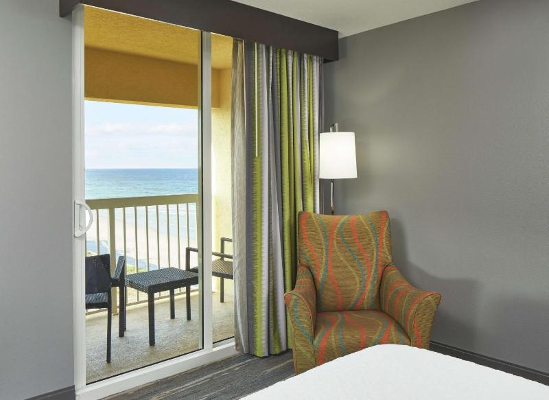 Queen Room - Partial Ocean View  image 1