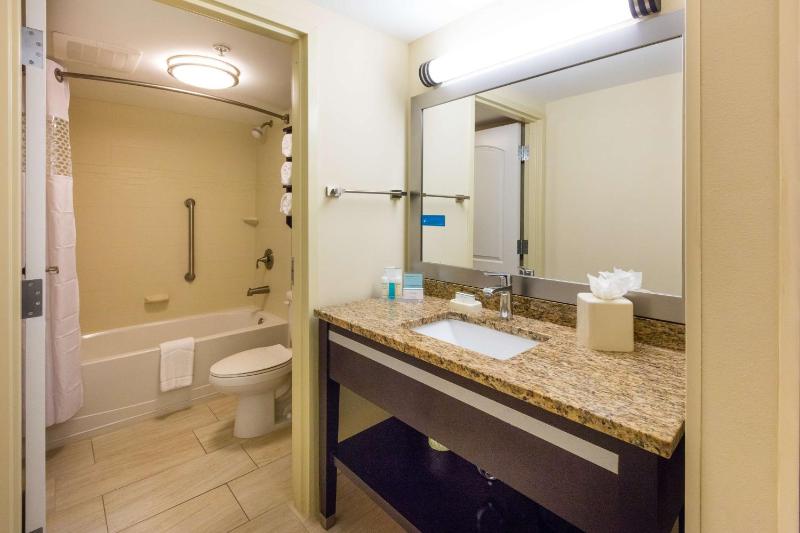 Queen Room - City View image 2
