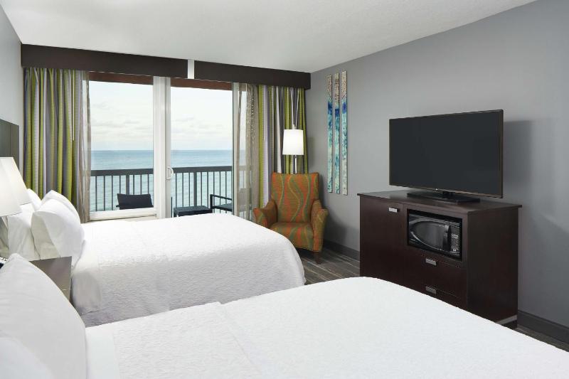 Queen Room - Ocean Front image 4