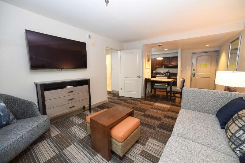 One-Bedroom Queen Suite with Two Queen Beds - Non-Smoking image 3