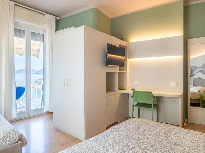 Triple Room with Sea View image 4