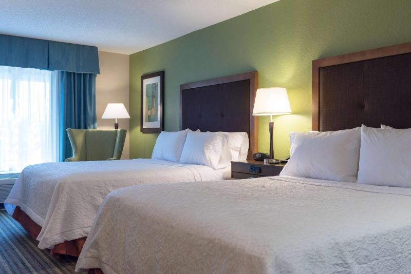 Deluxe Queen Room with Two Queen Beds - Non-Smoking image 4