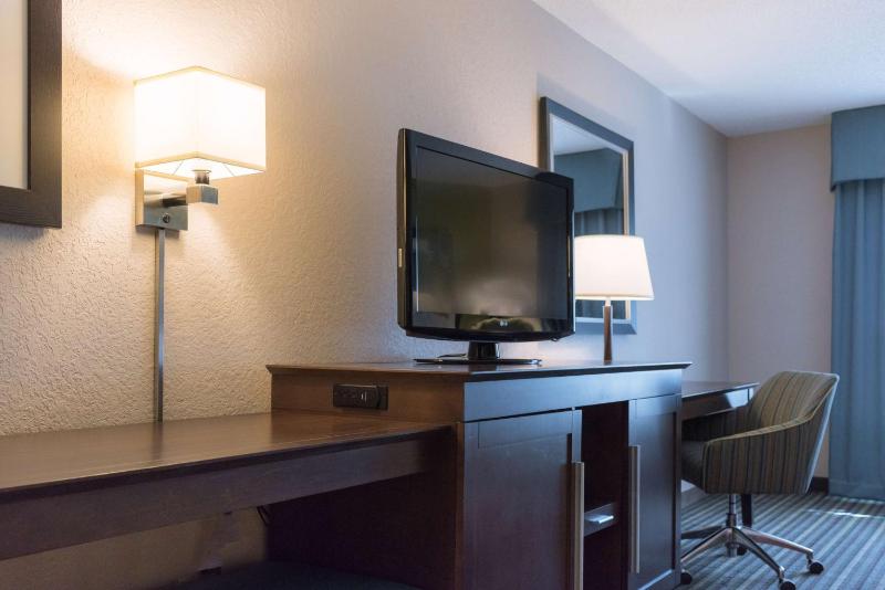Deluxe Queen Room with Two Queen Beds - Non-Smoking image 3