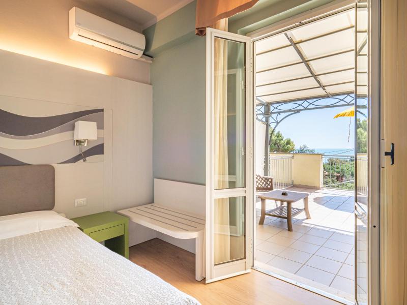 Double Room with Sea View image 3
