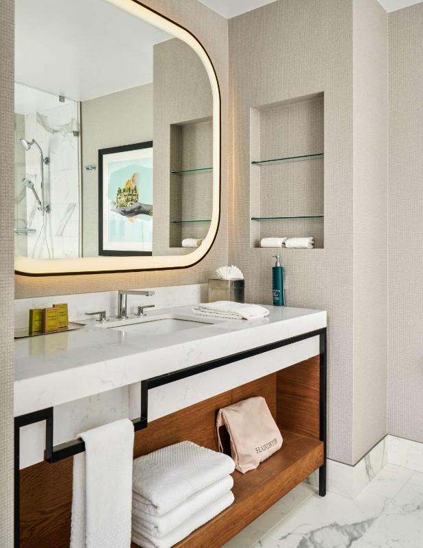 King Room with Walk-In Shower image 2