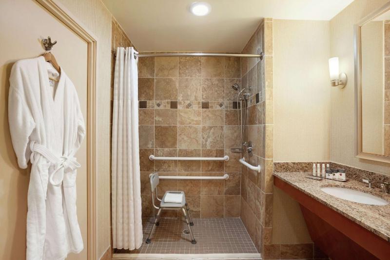 Queen Room with Two Queen Beds - Disability Access image 4