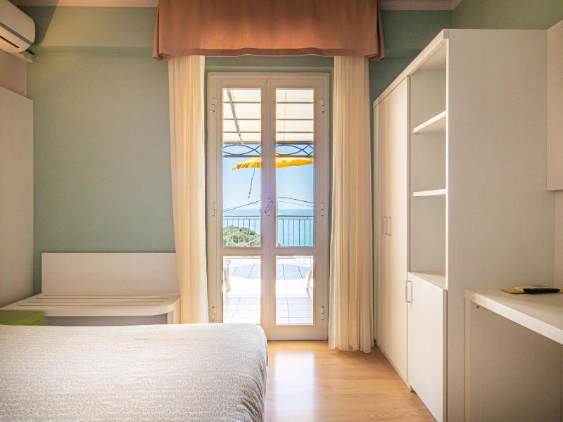 Double Room with Sea View image 2