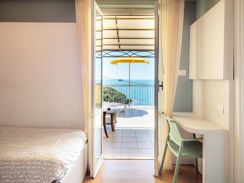 Triple Room with Sea View image 2