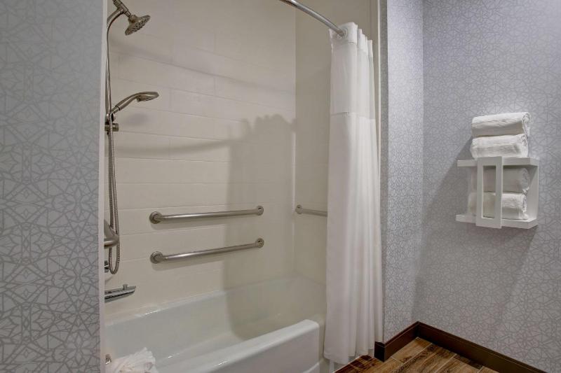 Queen Room with Two Queen Beds - Mobility and Hearing Access/Non-Smoking image 2