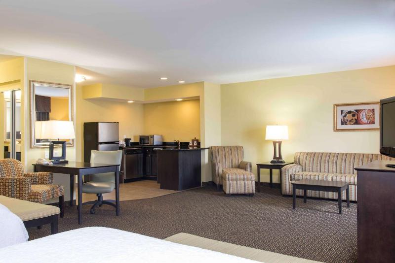 Queen Studio Suite with Two Queen Beds - Non-Smoking image 2