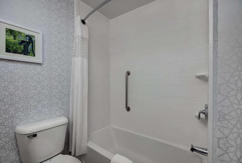 Queen Room with Two Queen Beds - Non-Smoking image 2