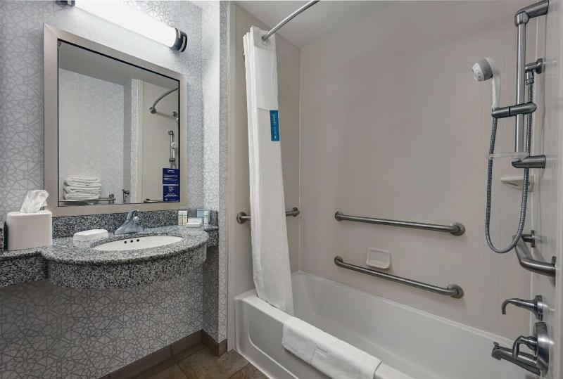 Queen Room with Two Queen Beds - Hearing Access/Non-Smoking image 3