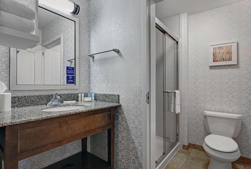 Queen Room - Non-Smoking image 2