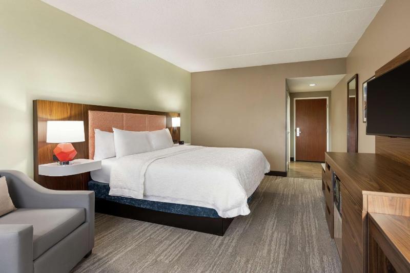King Room with King Bed - Non-Smoking image 3