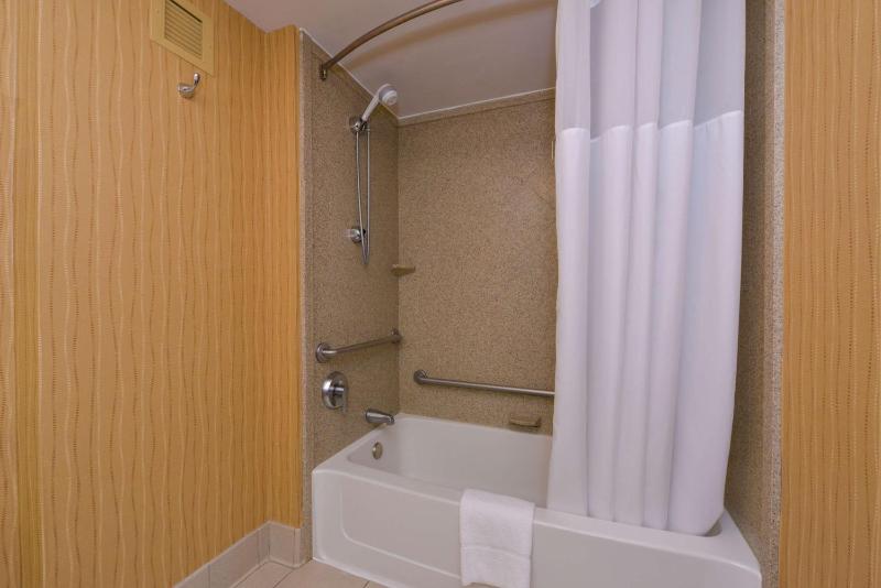 King Room with Accessible Tub - Mobility and Hearing Access/Non-Smoking image 3