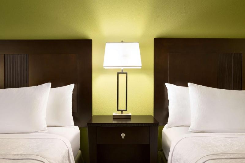 One-Bedroom Queen Suite with Two Queen Beds - Non-Smoking image 3