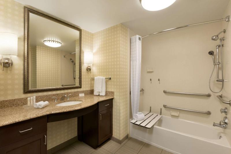 King Suite with Accessible Tub - Mobility and Hearing Access/Non-Smoking image 2