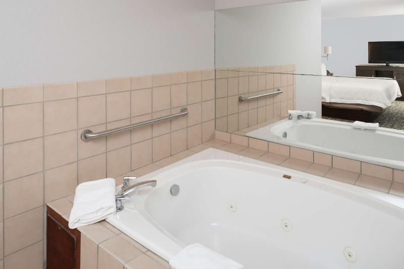 King Room with Spa Bath - Non-Smoking image 2