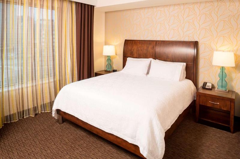 Junior King Suite with Sofa Bed image 3
