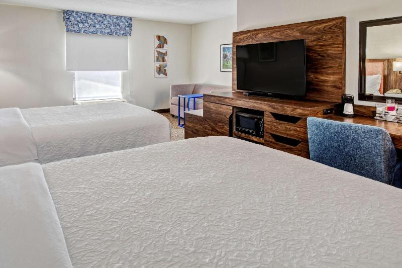 Queen Room with Two Queen Beds - Non-Smoking image 4