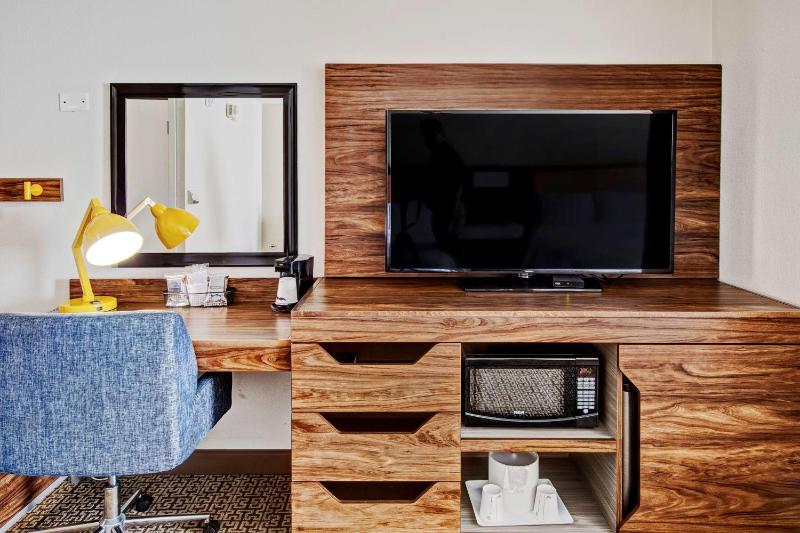 Queen Room with Two Queen Beds - Mobility Access/Non-Smoking image 3