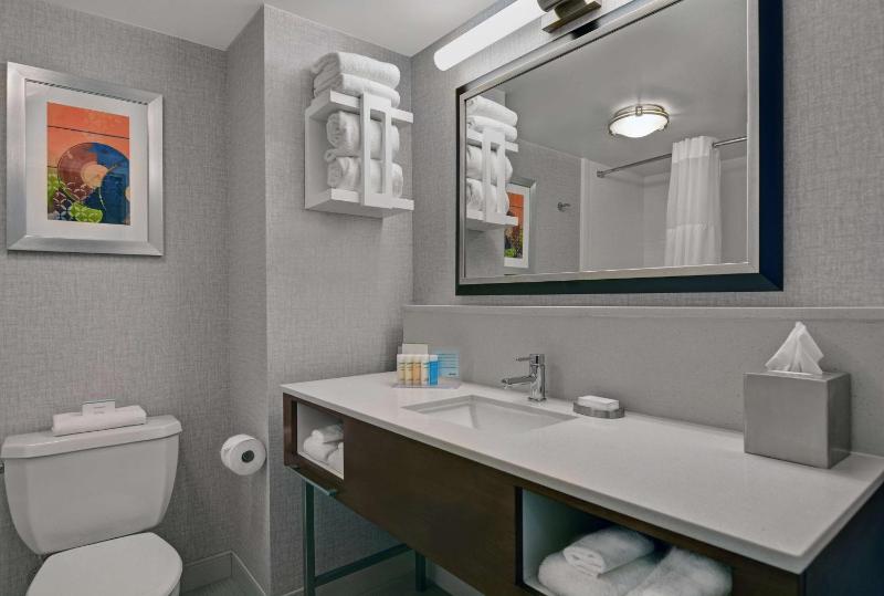 Queen Room with Two Queen Beds - Hearing Access/Non-Smoking image 2