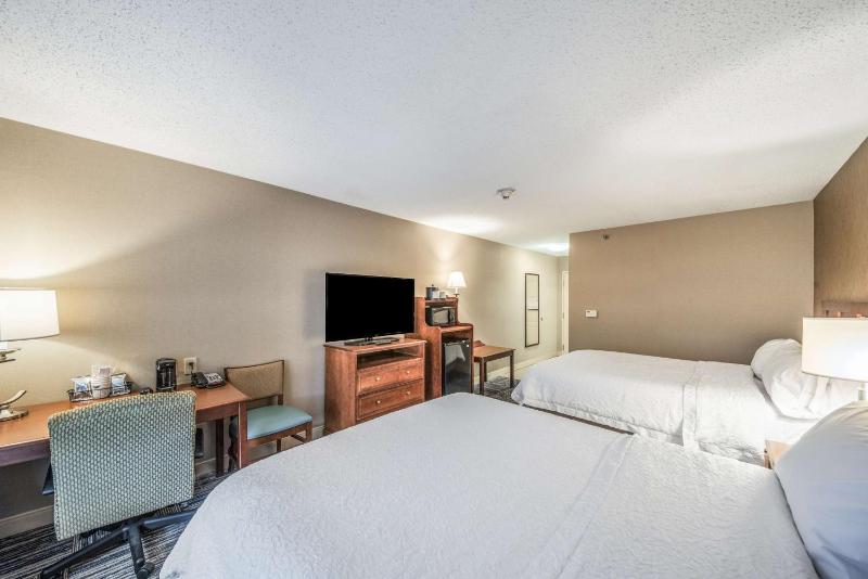 Room with Two Queen Beds - Non-Smoking image 4