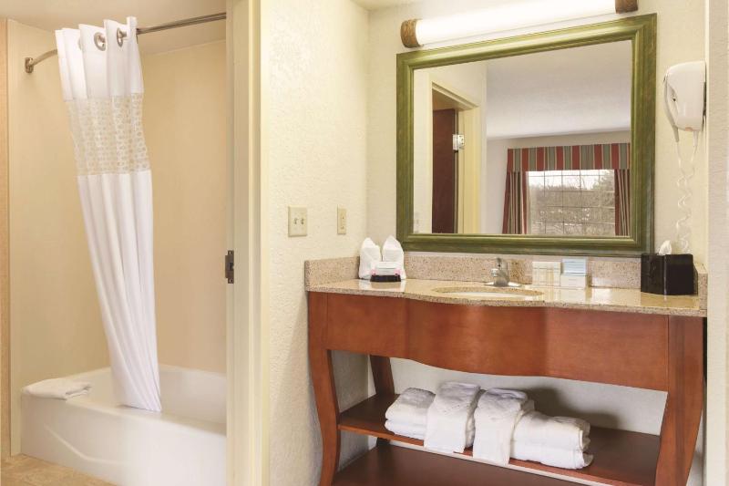 Room with Two Queen Beds - Non-Smoking image 2