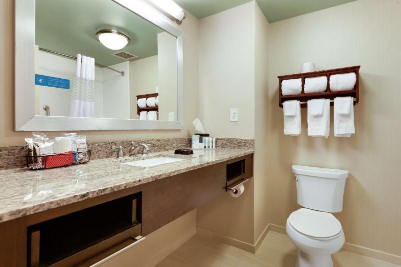 Queen Room with Two Queen Beds (4 Adults) image 4