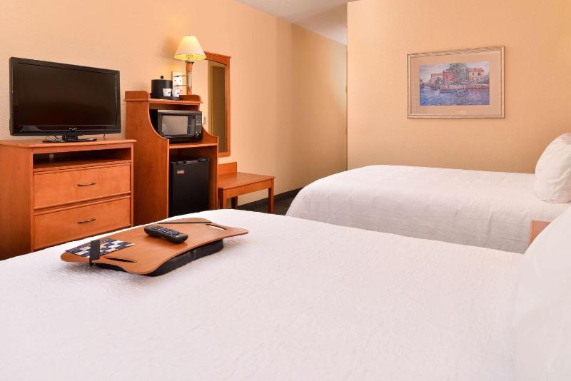 Queen Room with Two Queen Beds - Non-Smoking image 3