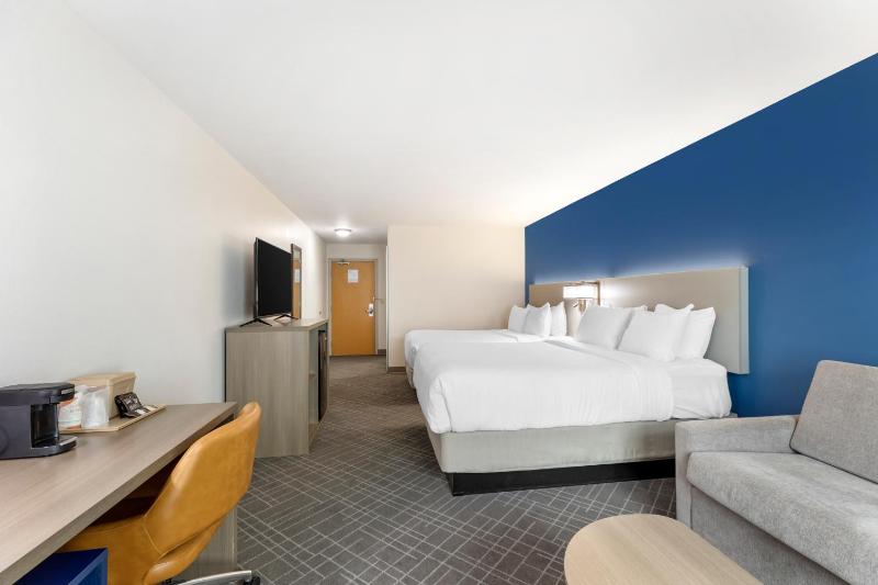 Queen Room with Two Queen Beds - Non-Smoking image 4