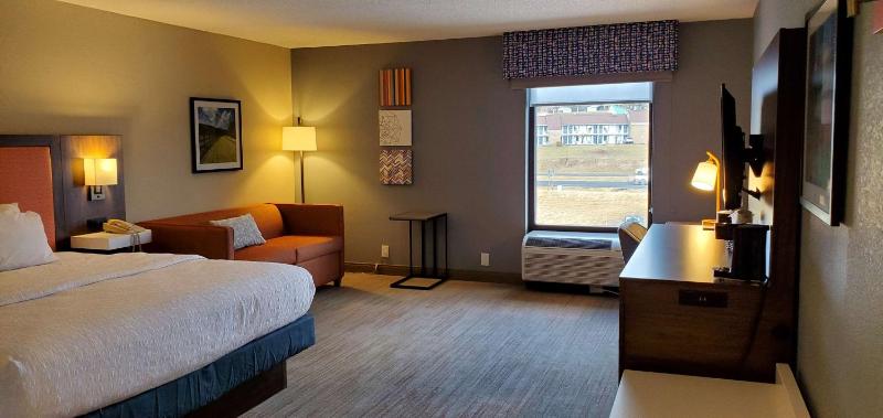 Deluxe King Room with Sofa Bed - Non-Smoking image 4