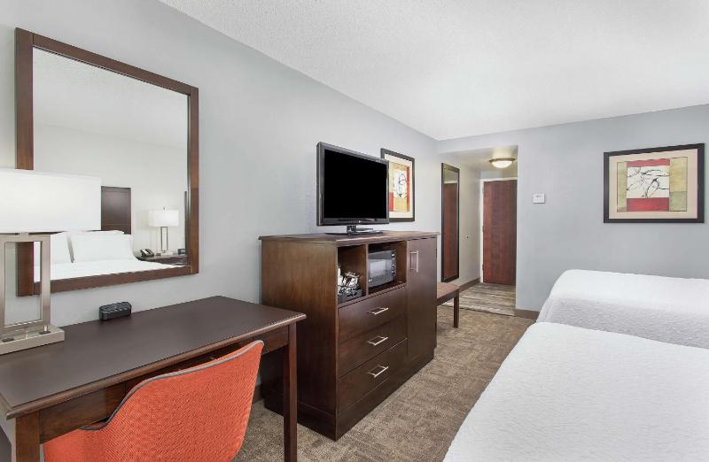 Queen Room with Two Queen Beds - Non-Smoking image 3