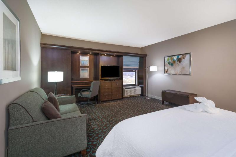 King Room with Sofa Bed - Non-Smoking image 4