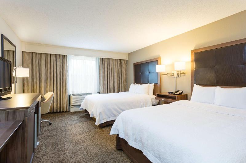 Double Room with Two Queen Beds and Bath Tub - Mobility Access image 3