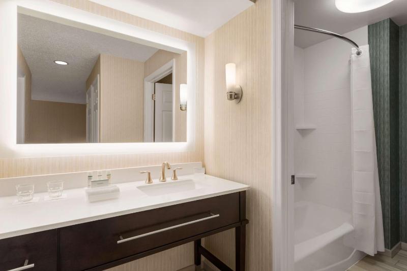 One-Bedroom Suite with Two Double Beds - Non-Smoking image 2