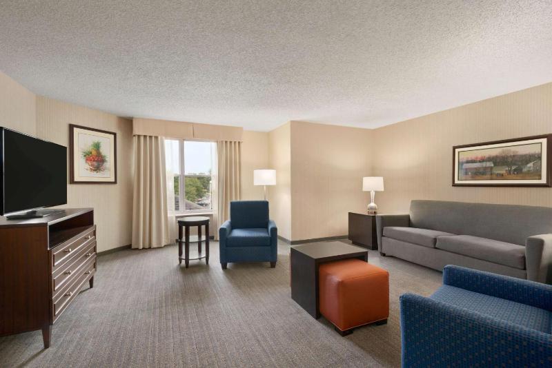 King Suite - Non-Smoking image 3